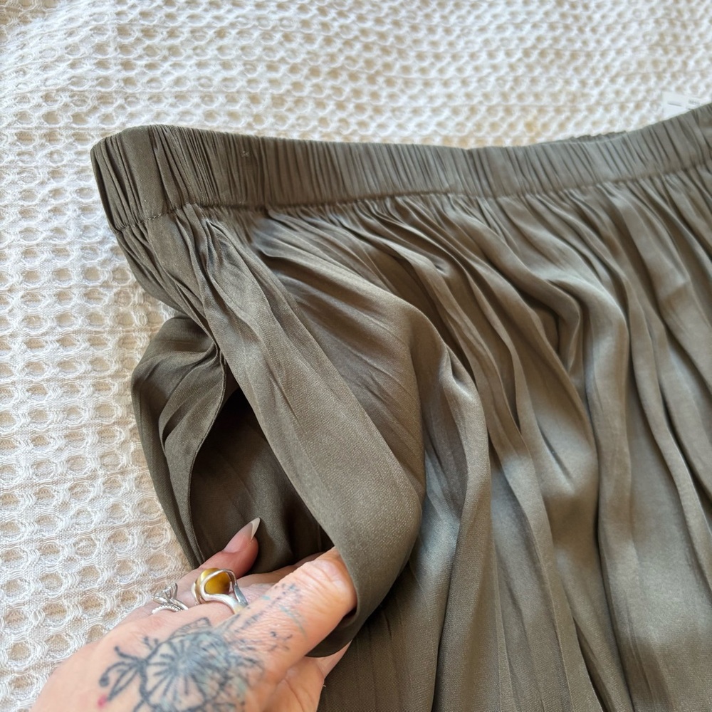 NWT Kori Georgette Pleated Olive Maxi Skirt High Waisted Flowy With Slit Sz L - Picture 7 of 10